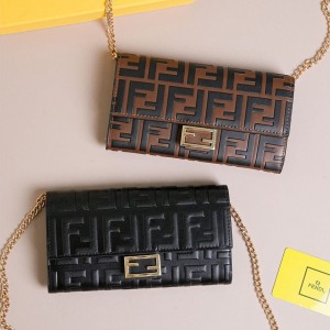 ? [FENDI] 팬디 FF 나파 레더 바게트 체인 장지갑 ?