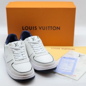 #루이비통 화이트 이니셜 포인트 스니커즈.