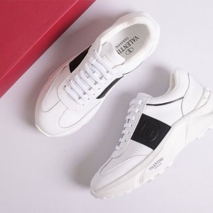 ? [VALENTINO] 발렌티노 남성 스터드 로우탑 스니커즈 ?