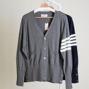 ? [THOM BROWNE] 톰브라운 코튼 크레이프 4-바 브이넥 가디건 ?