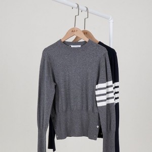 ? [THOM BROWNE] 톰브라운 코튼 크레이프 밀라노 4-바 크루넥 스웨터 ?