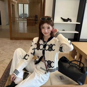 #셀린느 [ C*LINE ] 리브드 울 크루넥 니트 가디 입고?ㄱ #여성상의 #가디건