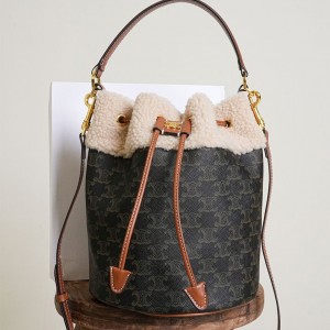 ? [CELINE] 셀린느 트리옹프 시어링 클라라 버킷백 ?