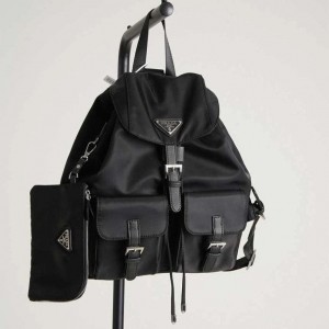 ? [PRADA] 프라다 파우치가 달린 미디엄 리나일론  백팩 ?