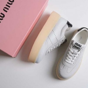 ? [MIUMIU] 미우미우 여성 화이트 플랫폼 스니커즈?
