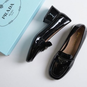 ? [PRADA] 프라다 삼각로고 페이턴트 레더 로퍼 ?