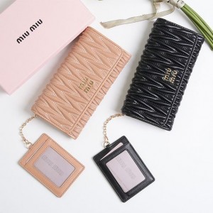 ? [MIUMIU] 미우미우 마테라쎄 나파 가죽 장지갑?