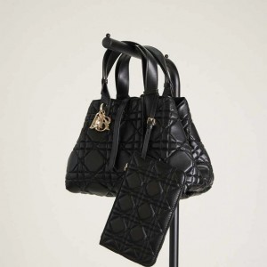 ? [DIOR] 크리스찬 디올 메크로까나쥬 뚜주흐백 미듐 ?