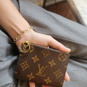 ? [LOUIS VUITTON] 루이비통 리사 월릿 모노그램 반지갑 ?