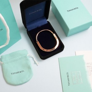 ? [TIFFANY & CO] 티파니앤코 락 로제 에디션 핑크 사피이어 뱅글 ?