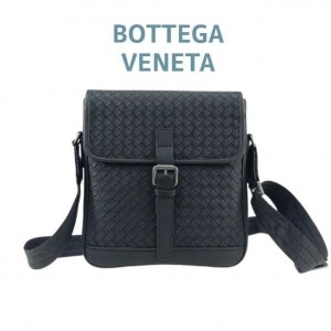 ? 보** 인트레치아토 버클 레더 크로스 백